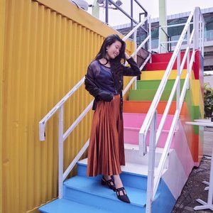 I may looked calm 🌱 on the outside, but you have no idea the chaos that sometimes exist inside. Anyway, since i haven't told you guys where is it, I'm going to tell you now. Its at @mkglapiazza food street festival ! These rainbow stairs are just too cute right 😆🌈✨
.
.
Wearing @zaloraid leather jacket, @pomelofashion maxi skirt and @watt.walkthetalk pointy shoes via @thefthingworld
#zalorastyleedit #clozetteid #clozette #itselvinaaootd