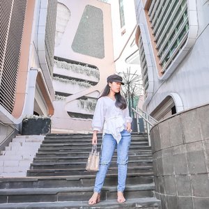 Classic blue Jeans and White top combo can’t be wrong 💙
.
.
Have a great Monday all! 
Wearing @hellolilo x @mmehuillet studded jeans ❤️
.
.
.
#itselvinaaootd #ootdfashion #ootdstyle #shoxsquad #theshonetinsiders #clozetteid #lookbookindonesia