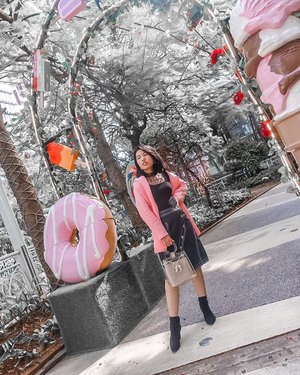 Donut be afraid, we could get through this. #dirumahaja ❤️❤️❤️
.
I hope everyone stay safe during this time. Just #stayathome and this time will quickly pass. 🥰
.
Wearing @hattaco_official blazer via @fashionlinkgram and the rest are shop online !
#itselvinaaootd #clozetteid #ootdfashion #ootdinspiration #ootdindonesia #lookbookindonesia #shoxsquad #theshonetinsiders