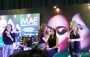 Earlier today on @imaeofficial stage: Make-up demo & talkshow with @klarasabotkoski, co-founder of @klaracosmetics, MC @amyrairzanti, and make-up demo from their super talented Make-up Artist @leenacue on my faceeee. So honored to be your model for todayyy and tried your amazing make-up products 😊😍 #imaeofficial #klaracosmetics @klaracosmetics_id #SephoraIDNxIMAE2016 #SephoraIDNxKlaraCosmetics