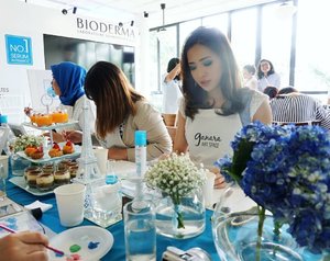 Had a fun water bottle painting session at @bioderma_indonesia Lasting Hydration Serum launch event earlier with @ganaraartspace 💙💙💙 thank youuu so much Bioderma Indonesia for having me 😘😘😘 Tag & cc Dea with happy face in the background 😆😘 #LastingHydration