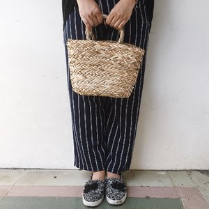 So in love with this kind of rattan bag. I think this one of the “must have & it “ bag right now 😙
.
.

#instadaily #livethelittlethings #abmhappylife #petitejoys #thatsdarling #darlingmovement #pursuepretty #thehappynow #theeverydayproject #flashesofdelight #lifestyleblogger 
#lifestyleblog #thegirlgang #stylediaries #wiw #currentlywearing #ggrep #ootd #ootdid #fashionbloggerindonesia #ootdindonesia #whatiwear #whatiwore #ootdmagazine #outfit #clozetteid