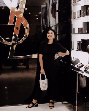 Back to my favo color when I was still working in a fashion magazine. Head to toe with black 🖤
-
#celliswearing 
#ootdindonesia 
#clozetteid