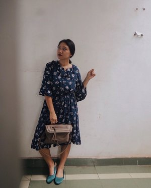 Dolled up in supposedly "homewear" aka "daster" from @arsyi.homewear . But I go out wearing it anyway because it's too cute to stay at home 🤪 right?
This also very busui friendly with front open zipper!
-
#celliswearing 
#clozetteid 
#ggrep
