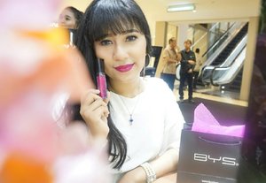 Congratulations on the opening of the first cosmetics store in Jakarta @byscosmetics_id . Bdw , I'm using lipstick BYS velvet lips liquid lipstick 03 flamingo flare.The texture is really nice fit applied to my lips, not dry and the color is very beautiful. This will be my current favorite lipstick 😍. You can visit cosmetics shop bys in mall plaza senayan LG floor. For the price of the product you need not worry. Because the prices listed there are very friendly 😍. So what are you waiting for? Go to bys store at Mall Plaza Senayan 😘. #byscosmetics #byscosmetic