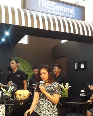 Coffee time di booth nya @tresemmeid ❤❤ at senayan city .
.
.
.
.
@clozetteid 
#Runwayready #ClozetteID #TresemmeXClozette #TRESemmeRunway #TotallyAllout