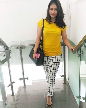 My #ootd simple di hari sabtu.. Quality time buat nemenin bang anto aku pakai shoes from @butterflytwists_indonesia #cleopard 
#cgstreetstylexcarousell
#cgstreetstyle 
#teamcarousell
#ClozetteID

@cosmogirl_ind
@carousell_id