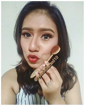 One of the tools makeup, oval brush which i love from @cherissebeauty 😍. Thanks @cherissebeauty. 
#ClozetteID #makeupaddict #makeup #yossimakeup #makeupbyme #ovalbrush #brushes #gold #flawless #beautyenthusiast #tools