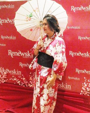 Haiiii..... ini pertama kalinya aku memakai baju kimono asal japan, yang hanya diadain oleh @renewskinid dalam event Reneswkin Nutrition for Healthy Skin 😍. Penasaran dengan suplemen yang aman dan sudah uji Dermatologist? 
Soon, aku akan review di blog aku.
Stay tune beautiful 😘.. Bdw, thanks @renewskinid,  for having me and love you 😘😘😘
#renewskinbloggersm&g #renewskin #skin #suplemen #bblogger #bbloggers #beautyblogger #beautybloggers #clozetteid #astaxanthin #kawaii #bajukimono #japan #instamood #instacool #yossimakeup