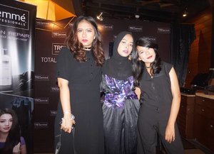 #TotallyAllout with @tresemmeid  With two beautiful women ❤💋.
.
.
#TRESemme #TRESemmeRunway #RunWay #HairCare #Beautifull #Beautyblogger #Blogger #ClozetteID