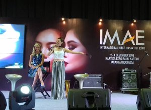 Yeeaayyy @beccacosmetics is finally here at @sephoraidn ❤🎉🎊. And @kerrycole15 as the global director of BECCA on stage @imaeofficial . Come join with me , don't be late 😜.
#SephoraIDNxIMAE2016 
#IMAE2016
#SephoraIDN 
#PwaIndonesia 
#ClozetteID