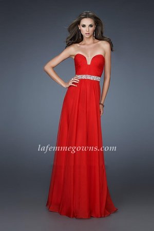  Look Red carpet ready in this all glam A line chiffon gown! We love how unique the sweetheart v shaped neckline is! A perfect accent of stones will shimmer around your natural waistline as light flowing chiffon will give you that graceful stride as you walk in at your next big event! 
 
Size: Standard Size or Custom Made Size
Closure: Back Zipper
Details: Pleats Across Bodice, A-Line Skirt
Fabric: Chiffon, Stone 
Length: Floor Length
Neckline: Strapless V-Neck
Waistline: Natural
Color: Red
Tag: Red, Open Back, Chiffon, Strapless, Long, Homecoming Dresses, La Femme 18457