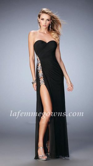  Bold net jersey gown with beaded cut out side panel. Side zipper closure.
 
Size: Standard Size or Custom Made Size
Closure: Side Zipper
Details: Strapless
Fabric: Jersey
Length: Long
Neckline: Two Shoulder
Waistline: Natural
Color: Black
Tag: Black, Long, Strapless, Prom Dresses, La Femme 22125