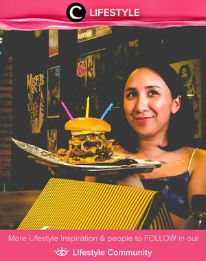 Bosan dengan cake sebagai kue ulang tahun? Kamu bisa meniru foto Clozetter @raishatjokro yang diberikan kue ulang tahun berupa burger dari Lawless Burgerbar. Yum! Simak Lifestyle Updates ala clozetters lainnya hari ini di Lifestyle Community. Yuk, share juga momen favoritmu.
