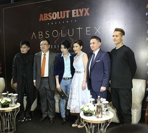 Malam ini @texsaverio akan mempersembahkan karya terbaru yang berkolaborasi dengan Absolut Elyx. Couture Show bertajuk ABSULUTEX ini ternyata memakan waktu 2 tahun dalam persiapannya. Penasaran dengan karya Tex Saverio?
#clozetteid