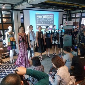 Beberapa karya yang akan dibawa dalam International Trade Show di Paris membawa nilai budaya dan adat dari Kalimantan dan NTT. -PressConference Indonesia Fashion Week- #clozetteid #fashion #designer