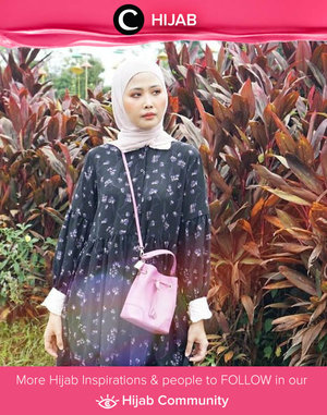 Add a small statement bag to your flowy tunic for a fresh look. Image shared by Clozetter @disyaicha. Simak inspirasi gaya Hijab dari para Clozetters hari ini di Hijab Community. Yuk, share juga gaya hijab andalan kamu.