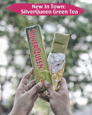 [New In Town: SilverQueen Green Tea].Siapa aja nih yang sudah coba?Dilansir dari review @food.serenade, varian ini merupakan perpaduan dari coklat putih dan green tea yang menghasilkan rasa manis..📸 @food.serenade#ClozetteID #SilverQueenGreenTea