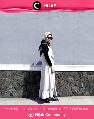 Simpel outfit in monochrome with Overall Ruffle Dress. Simak inspirasi gaya Hijab dari para Clozetters hari ini di Hijab Community. Image shared by Clozetter: @febtarinar. Yuk, share juga gaya hijab andalan kamu