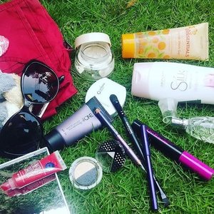 Siap untuk travelling? Jangan lupa menyisipkan salah satu benda essensial dalam tas-mu seperti #Clozetter @maulidach4n ini. Setelah itu share juga fotonya di sini ya bit.ly/clozettebeauty

#ClozetteID #beauty #makeup #skincare #health #lifestyle #MOTD #makeupoftheday #instabeauty #girls #beautytips #skin #brush #eyelashes #powder #bbcream #foundation #mascara #girlstuff #girlsessential #lipbalm #facecream #flatlay #makeupflatlay