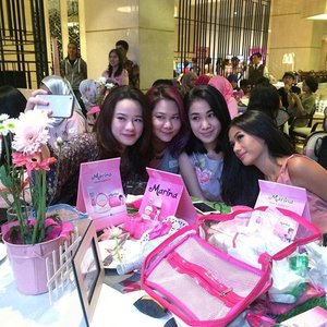 This event is sooo much fun!
After the bloggers apply Marina Smooth & Glow UV two way cake, they capture their glowing look, because wefie is not a crime! 😉
#SaatnyaBersinar #SmoothnGlowUV
#ClozetteID