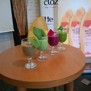 Look! Green smoothies made by Clozetters. Mereka ditantang dalam mini games untuk membuat green smoothies dalam waktu 20menit. #clozetteID #naturalhoneyxclozettesbba #naturalhoney #BloggerBabes #gathering #smoothies #greensmoothies