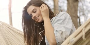 Mood Booster! Daftar Lagu 90an yang Bikin Kamu Semangat Lagi