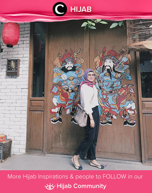 Warna outfit yang wajib dibawa saat traveling: monokrom. Ya, warna yang bersifat netral ini sangat cocok untuk kamu bergaya dan berfoto di berbagai spot yang kamu temukan diperjalanan serumu. Simak inspirasi gaya Hijab dari para Clozetters hari ini di Hijab Community. Image shared by Clozette Ambassador: @bonitaarinida. Yuk, share juga gaya hijab andalan kamu