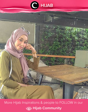 Clozetter @zainabsaky memadukan kedua warna yang kerap kita temui dalam bebungaan; lavender dan olive green! Simak inspirasi gaya Hijab dari para Clozetters hari ini di Hijab Community. Yuk, share juga gaya hijab andalan kamu. 