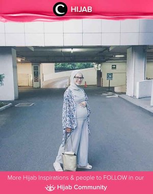 Clozetter @Regitakurniavi showed her pregnancy glow in light grey outfit. Simak inspirasi gaya Hijab dari para Clozetters hari ini di Hijab Community. Yuk, share juga gaya hijab andalan kamu. 