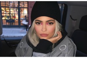 Kylie Jenner Shared an “Easy" Way To Pull Off Bright Pink Eyeshadow