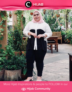 Today’s mood all black and white with a lil bit pinky. Simak inspirasi gaya Hijab dari para Clozetters hari ini di Hijab Community. Image shared by Clozetter: @kartikaputri. Yuk, share juga gaya hijab andalan kamu
