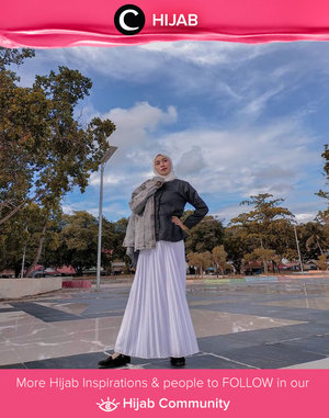 Ternyata white pleated skirt sangat mudah dipadupadankan untuk berbagai tampilan ya, Clozetters. Seperti Clozetter @jusmiastika yang memadupadankannya dengan jaket jeans untuk mendapatkan tampilan yang edgy. Simak inspirasi gaya Hijab dari para Clozetters hari ini di Hijab Community. Yuk, share juga gaya hijab andalan kamu.