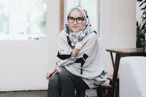 Gaya Hijab Monokrom dari Hijaber Hits asal Bandung 