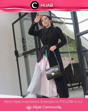 Sepertinya Clozetter @ladyulia tak pernah kehabisan ide untuk mix n match outfit-nya, ya! Kali ini ia menggunakan dress hitam berpotongan asimetris yang dipadu padan dengan pleated skirt bermotif. Simak inspirasi gaya Hijab dari para Clozetters hari ini di Hijab Community. Yuk, share juga gaya hijab andalan kamu.