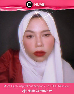 Bored at home? Try your bold lipstick to look different! Image shared by Clozetter @yukisrg. Simak inspirasi gaya Hijab dari para Clozetters hari ini di Hijab Community. Yuk, share juga gaya hijab andalan kamu.