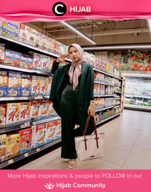 Turn groceries shopping into something pleasing like Clozetter @NabilaaZ in her matching velvet outfit. Simak inspirasi gaya Hijab dari para Clozetters hari ini di Hijab Community. Yuk, share juga gaya hijab andalan kamu.