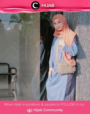 Tas berwarna silver cocok untuk kamu padukan dengan gaya apapun, termasuk dengan hijab dan long dress seperti ini. Simak inspirasi gaya Hijab dari para Clozetters hari ini di Hijab Community. Image shared by Clozetter @andinara. Yuk, share juga gaya hijab andalan kamu.  