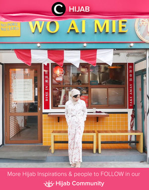 Kontras dengan background yang penuh warna, Clozette Ambassador @rimasuwarjono memilih dominasi warna putih untuk OOTD-nya. Simak inspirasi gaya Hijab dari para Clozetters hari ini di Hijab Community. Yuk, share juga gaya hijab andalan kamu.