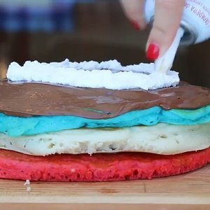 Belum telat loh jika kamu ingin buat sendiri menu berbuka hari ini. Membuat rainbow pancake sepertinya seru juga. 🍮✨
#ClozetteID
Video from @thenaughtyfork.