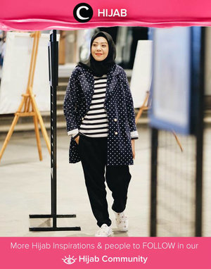 Style 'tabrak motif' memang gampang-gampang susah untuk dikenakan. Oleh karena itu, pilihlah motif dan warna yang tidak sama-sama mencolok seperti motif polka-dot kecil yang cenderung lebih netral jika digabungkan dengan striped-blouse seperti ini. Simak inspirasi gaya Hijab dari para Clozetters hari ini di Hijab Community. Image shared by Clozetter @Zilqiah. Yuk, share juga gaya hijab andalan kamu. 
