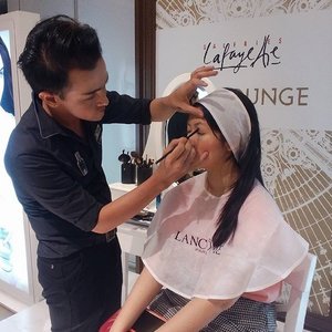 The Makeup Expert dari @lancomeid @cendykobayashie sedang memberikan contoh kepada para peserta beauty class untuk menciptakan makeup eye yang cocok untuk rosy dewy look #clozetteid #clozettexlancome #lancomecushionista #lancomexclozette #beauty #makeup #cushiononthego