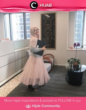 Rok tutu dengan atasan berwarna monokrom bisa membuatmu terlihat feminin, namun tetap playful. Simak inspirasi gaya Hijab dari para Clozetters hari ini di Hijab Community. Image shared by Clozetter : @5andranova. Yuk, share juga gaya hijab andalan kamu.