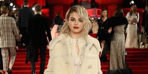 Selena Gomez Shows You How to Look Chic, But Also Cozy 
