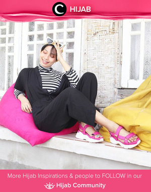 Who's ever thought that monochrome striped top and bright pink sandal will go well together? Image shared by Clozette Ambassador @RimaSuwarjono. Simak inspirasi gaya Hijab dari para Clozetters hari ini di Hijab Community. Yuk, share juga gaya hijab andalan kamu.