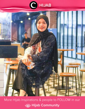 Clozetter @cicidesri adds a touch of playful colors in her elegant look. Simak inspirasi gaya Hijab dari para Clozetters hari ini di Hijab Community. Yuk, share juga gaya hijab andalan kamu.