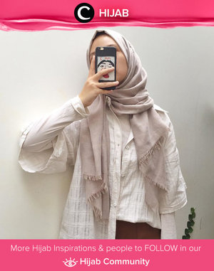 Loose shirt berbahan tipis bukan berarti tak bisa dipadu padankan dalam gaya berhijab. Tiru ide Clozetter @imeldaaf dengan memakai manset berwarna senada di dalamnya. Simak inspirasi gaya Hijab dari para Clozetters hari ini di Hijab Community. Yuk, share juga gaya hijab andalan kamu.  