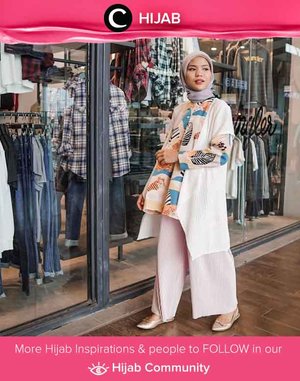 Meskipun printed shirt membuat penampilan lebih playful, kamu bisa menambahkan outerwear dan celana kulot dengan aksen pleats untuk look yang lebih elegan. Image shared by Clozetter @cicidesri. Simak inspirasi gaya Hijab dari para Clozetters hari ini di Hijab Community. Yuk, share juga gaya hijab andalan kamu.