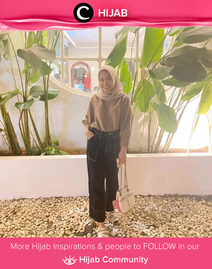 Contrast stitch jeans merupakan salah satu must-have items untuk penampilan casual yang tetap stylish! Image shared by Clozette Crew @fiaerstrada. Simak inspirasi gaya Hijab dari para Clozetters hari ini di Hijab Community. Yuk, share juga gaya hijab andalan kamu.