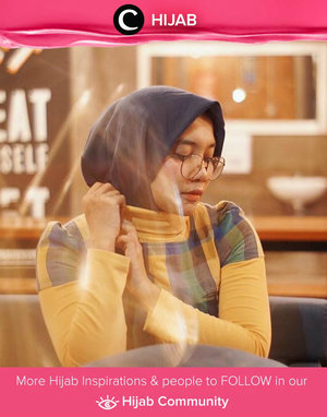 Bosan dengan gaya hijabmu yang itu-itu saja? Coba tiru Clozette Ambassador @Mellarisya yang memasukkan hijab ke blouse turtle neck-nya. Akan terlihat lebih playful jika warna hijab dan blouse-mu cukup kontras, Clozetters. Simak inspirasi gaya Hijab dari para Clozetters hari ini di Hijab Community. Yuk, share juga gaya hijab andalan kamu. 